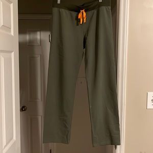 Figs green medium scrub bottoms